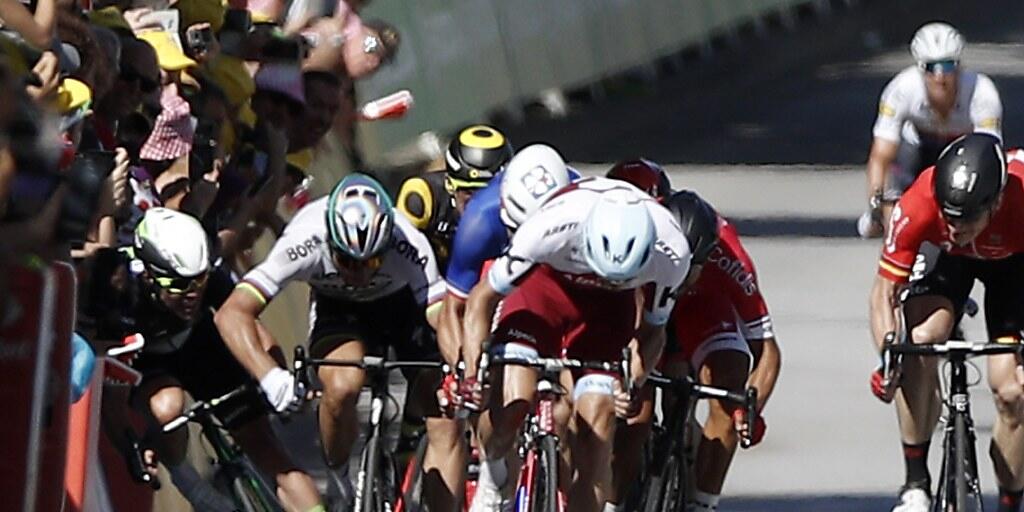 Stösst Peter Sagan hier Mark Cavendish ins Absperrgitter?