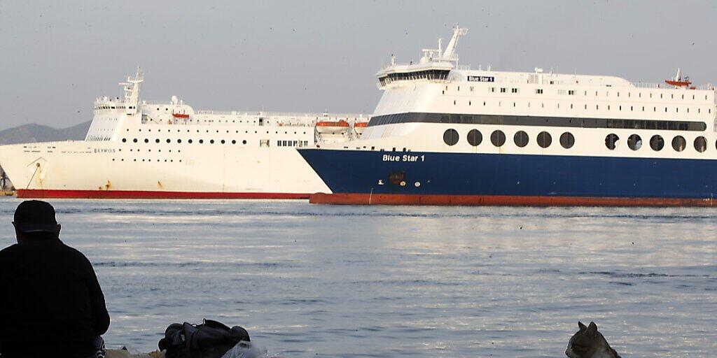 Fähren im Hafen von Piräus. Wegen des Streiks laufen die Schiffe am Dienstag nicht aus. Fähren im Hafen von Piräus. Wegen des Streiks laufen die Schiffe am Dienstag nicht aus.