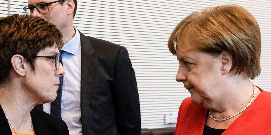 Die Grosse Koalition in Deutschland hat am Dienstagabend unter der Führung der deutschen Kanzlerin Angela Merkel (rechts) ihren Streit um bessere Arbeitsbedingungen in der Paketbranche sowie um Bürokratieabbau beigelegt.