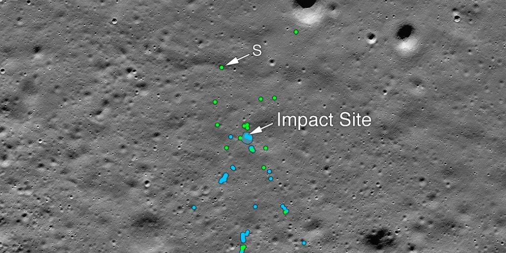 Die US-Weltraumbehörde Nasa veröffentlichte Bilder vom Mond, die die Absturzstelle des indischen Mondlandemoduls zeigen: Grüne und blaue Punkte markieren Trümmer und Spuren am Boden.