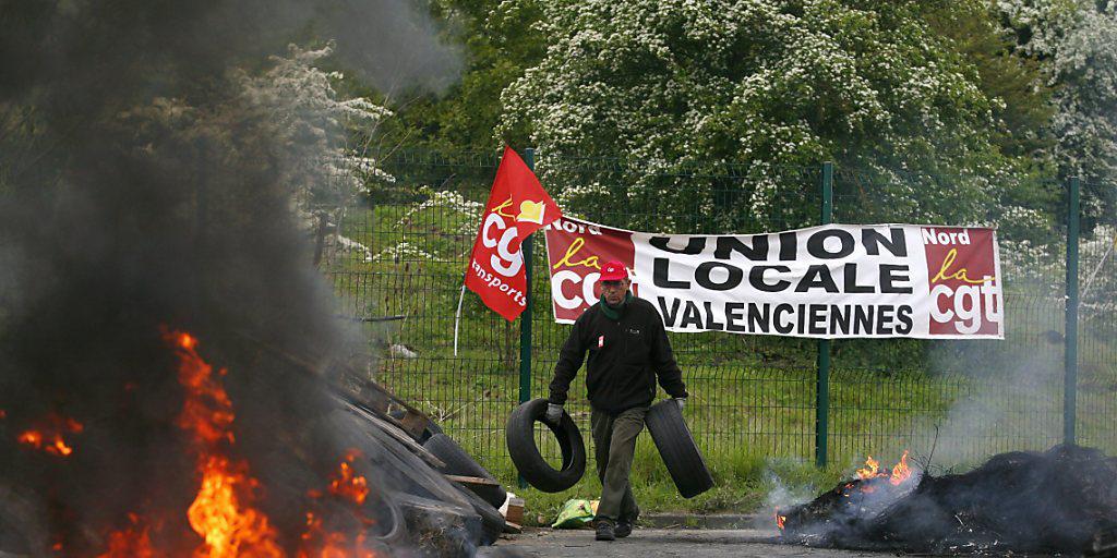 Gewerkschafter verbrennen Autoreifen als Blockade einer Raffinerie im Norden Frankreichs Gewerkschafter verbrennen Autoreifen als Blockade einer Raffinerie im Norden Frankreichs
