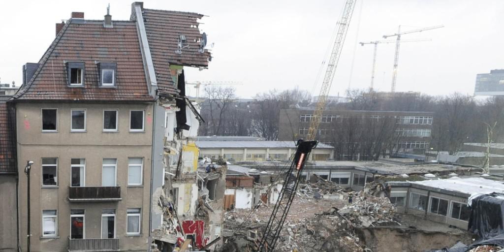 Aufräumarbeiten nach dem Einsturz des Kölner Stadtarchivs. Schuld am Einsturz war ein Fehler beim U-Bahn-Bau. (Archiv)