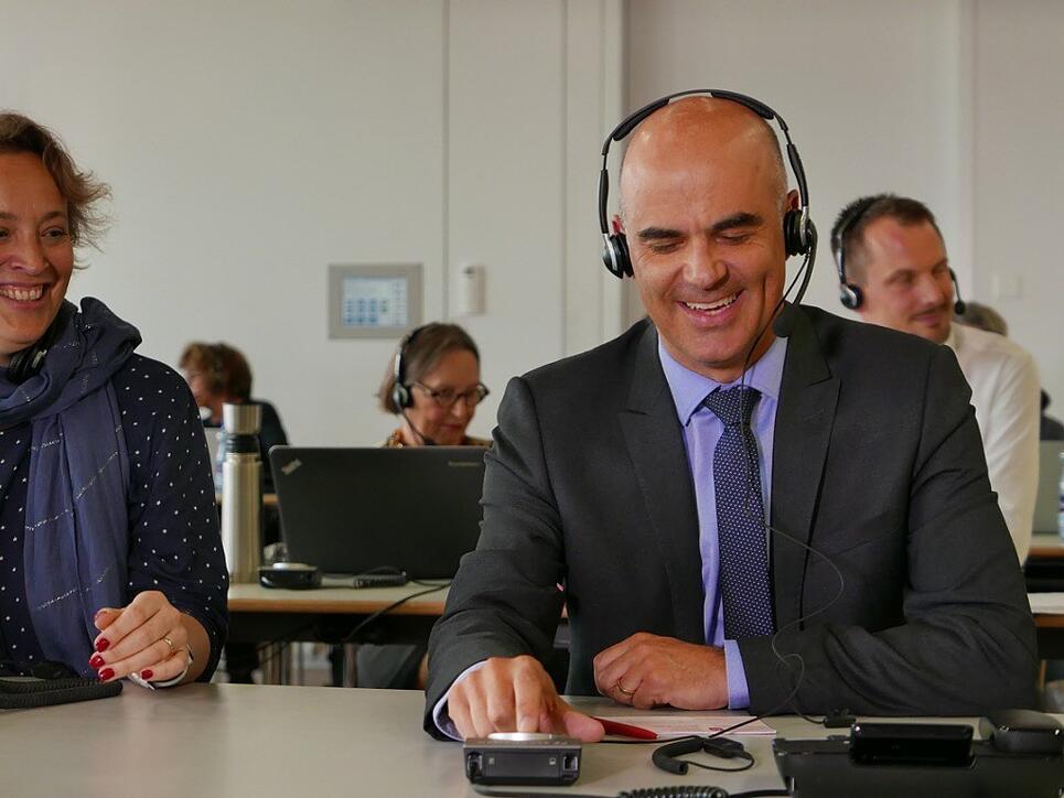 Bundespräsident Alain Berset nimmt in der Glückskette-Sammelzentrale Spendentelefone entgegen.