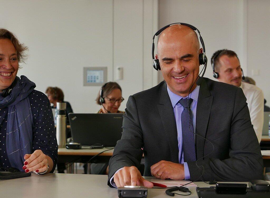 Bundespräsident Alain Berset nimmt in der Glückskette-Sammelzentrale Spendentelefone entgegen.