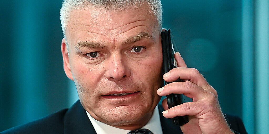 ARCHIV - Holger Stahlknecht (CDU), Innenminister von Sachsen-Anhalt, telefoniert vor Beginn der auswärtigen Kabinettssitzung. Foto: Hendrik Schmidt/dpa-Zentralbild/ZB
