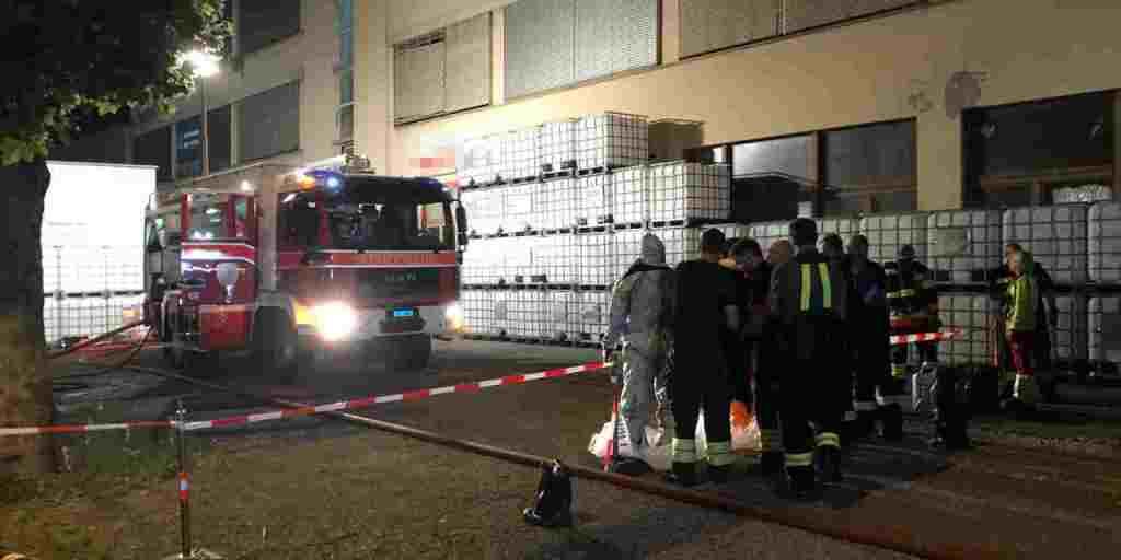 Im Lager eines Produktionsbetriebs in Schönenwerd SO entwichene entzündbare Dämpfe haben am Freitagabend einen mehrstündigen Feuerwehreinsatz ausgelöst.