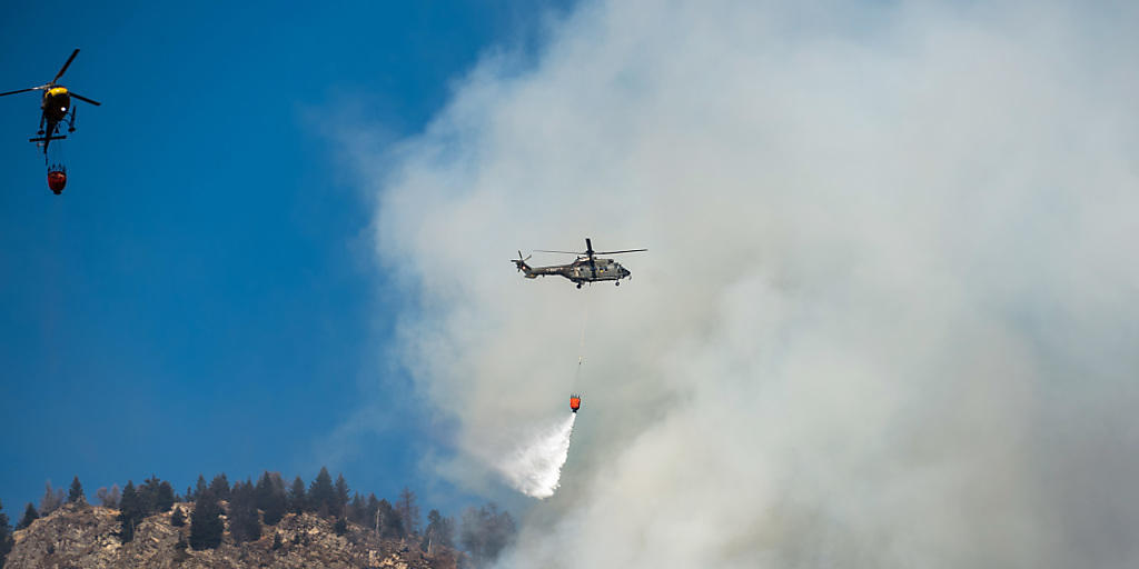 Das BAFU will Trockenheitsphasen in das nationale Warnsystem bei Naturgefahren aufnehmen. Auch das Warnsystem für Waldbrände (im Bild der Brand in Graubünden) soll verbessert werden. (Archivbild) Das BAFU will Trockenheitsphasen in das nationale Warnsystem bei Naturgefahren aufnehmen. Auch das Warnsystem für Waldbrände (im Bild der Brand in Graubünden) soll verbessert werden. (Archivbild)