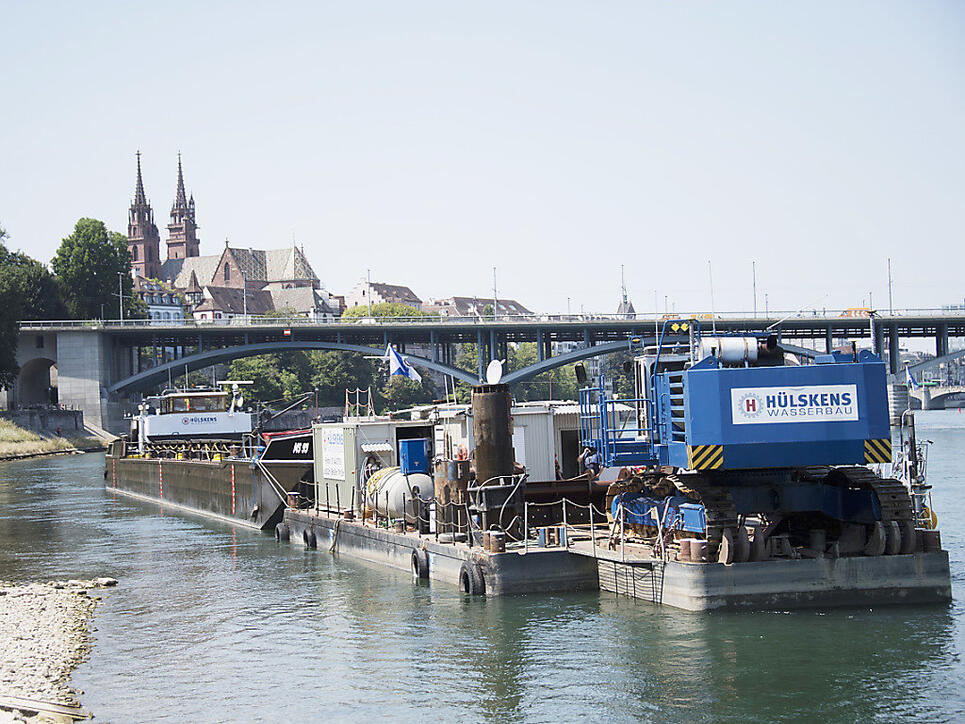 Mit schwerem schwimmendem Gerät wird in den nächsten Monaten in Basel die Schifffahrtsrinne im Rhein vertieft. (Bild: KEYSTONE/Georgios Kefalas)
