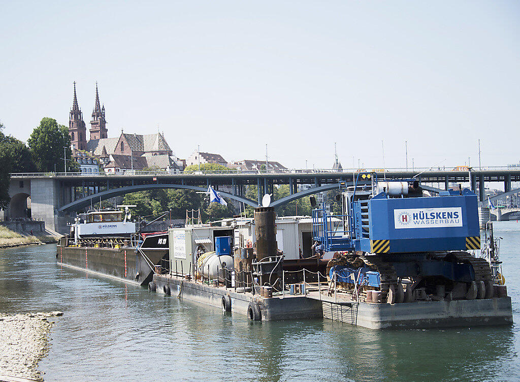 Mit schwerem schwimmendem Gerät wird in den nächsten Monaten in Basel die Schifffahrtsrinne im Rhein vertieft. (Bild: KEYSTONE/Georgios Kefalas) Mit schwerem schwimmendem Gerät wird in den nächsten Monaten in Basel die Schifffahrtsrinne im Rhein vertieft. (Bild: KEYSTONE/Georgios Kefalas)