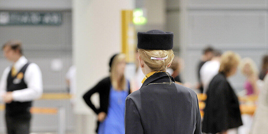 Um ein Date mit einer Stewardess zu erzwingen, hat ein Serbe am Flughafen von Belgrad einen Bombenalarm ausgelöst. Er kam in Untersuchungshaft und muss sich vor Gericht verantworten. (Symbolbild)