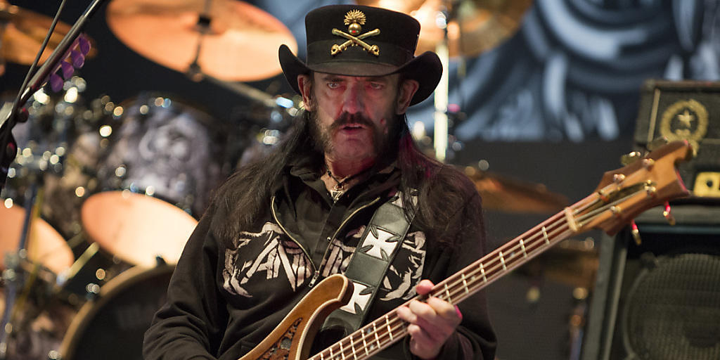 Motörhead-Frontmann Lemmy Kilmister bei einem Auftritt in der Schweiz.(Archiv) Seine Fans wollen ein neu entdecktes superschweres Element nach ihm benennen.