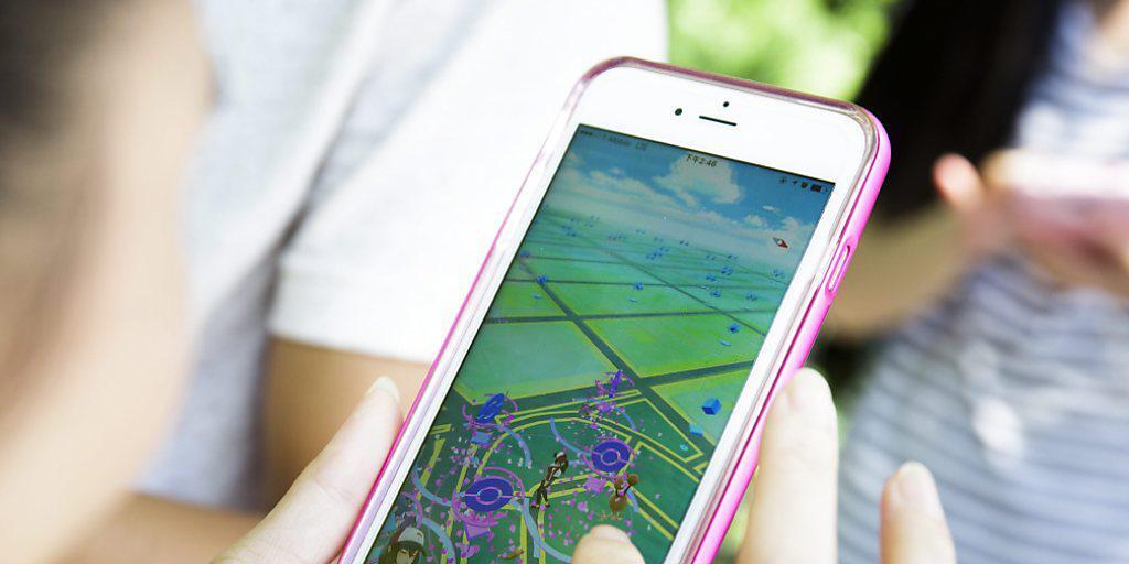 In der EU sollen Handy-Nutzer bald keine Roaming-Gebühren mehr bezahlen. Weil jedoch die Schweiz nicht EU-Mitglied ist, müssen hiesige Nutzer weiterhin solche Gebühren zahlen. (Archiv)