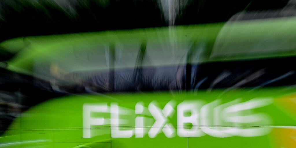 In Deutschland will der Fernbusanbieter Flixbus ebenso wie die Bahn Soldaten in Uniform gratis transportieren. (Archivbild)