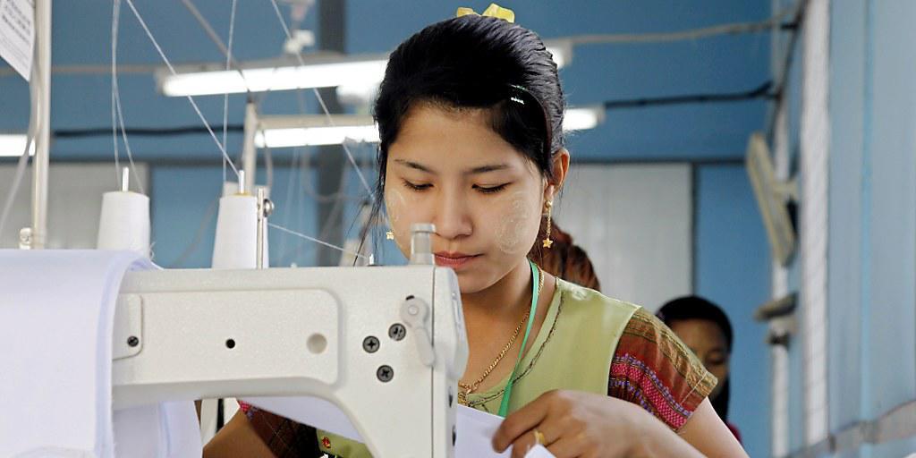 Die Arbeiter in der Textilindustrie in Myanmar fordern höhere Mindestlöhne: Pro Tag erhalten sie derzeit rund 2.60 Franken. Die Arbeiter in der Textilindustrie in Myanmar fordern höhere Mindestlöhne: Pro Tag erhalten sie derzeit rund 2.60 Franken.
