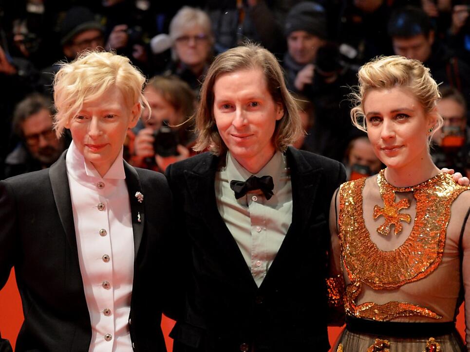 US-Regisseur Wes Anderson (m)  mit den Stars Tilda Swinton (l) und Greta Gerwig (l), die den Figuren in seinem Film "Isle of Dogs" ihre Stimme leihen.