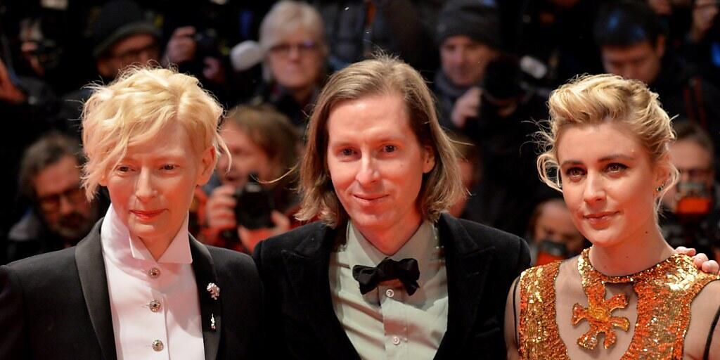 US-Regisseur Wes Anderson (m)  mit den Stars Tilda Swinton (l) und Greta Gerwig (l), die den Figuren in seinem Film "Isle of Dogs" ihre Stimme leihen.