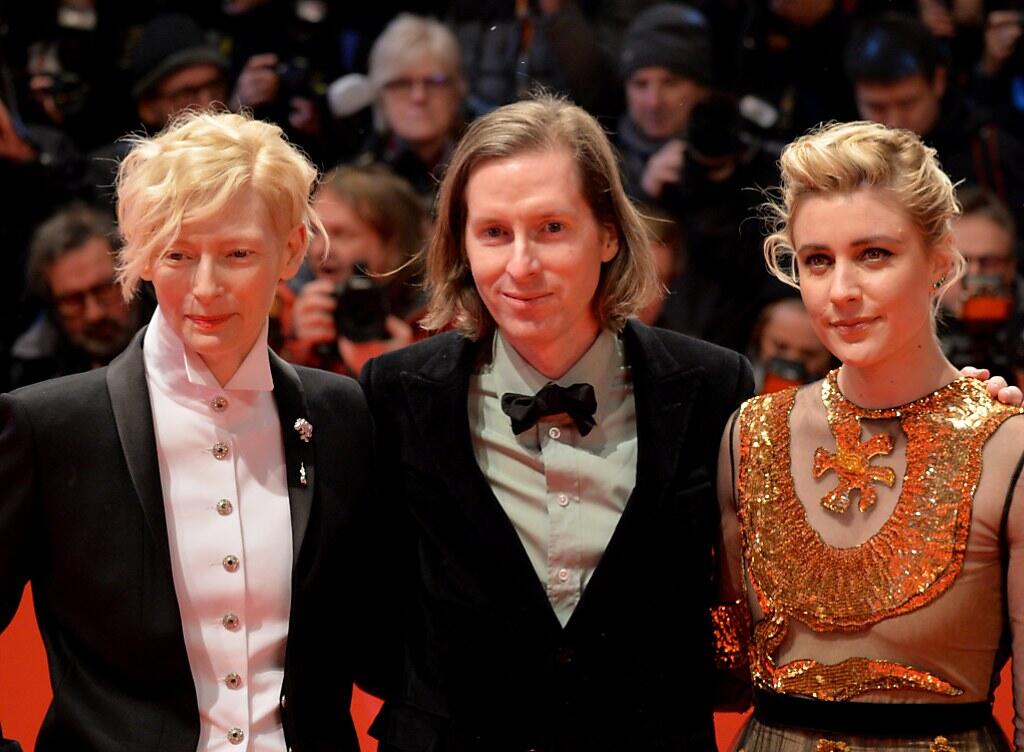US-Regisseur Wes Anderson (m) mit den Stars Tilda Swinton (l) und Greta Gerwig (l), die den Figuren in seinem Film "Isle of Dogs" ihre Stimme leihen.