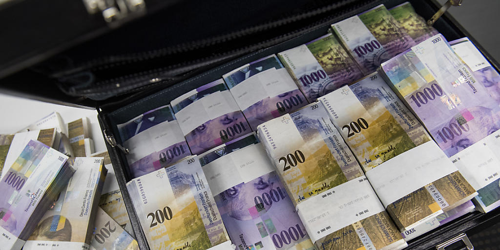 2015 flossen über Direktinvestitionen 100 Milliarden Franken von der Schweiz ins Ausland. Das liegt deutlich über dem Durchschnitt der letzten 10 Jahre. (Symbolbild)