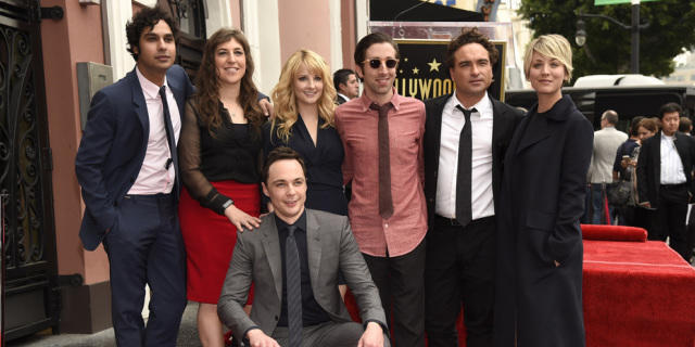 Jim Parsons enthüllt mit seinen Kollegen seinen Stern Jim Parsons enthüllt mit seinen Kollegen seinen Stern