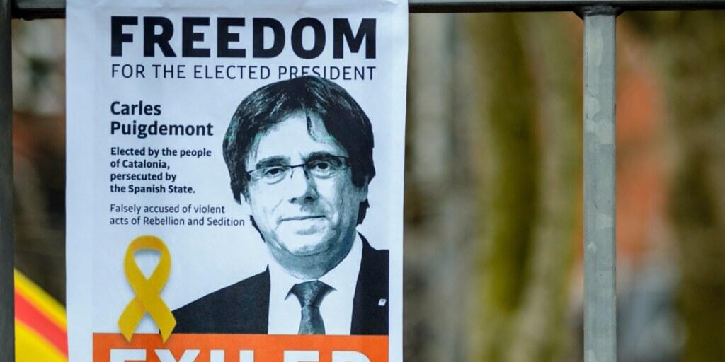 Der in Deutschland inhaftierte katalanische Ex-Regionalchef Puigdemont will nicht aufgeben. Ein Plakat am Zaun der Haftanstalt Neumünster fordert seine Freilassung. (Bild vom 28. März)