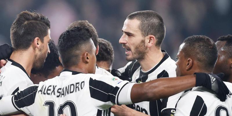 Die Juventus-Spieler freuen sich über das 1:0 von Sami Khedira