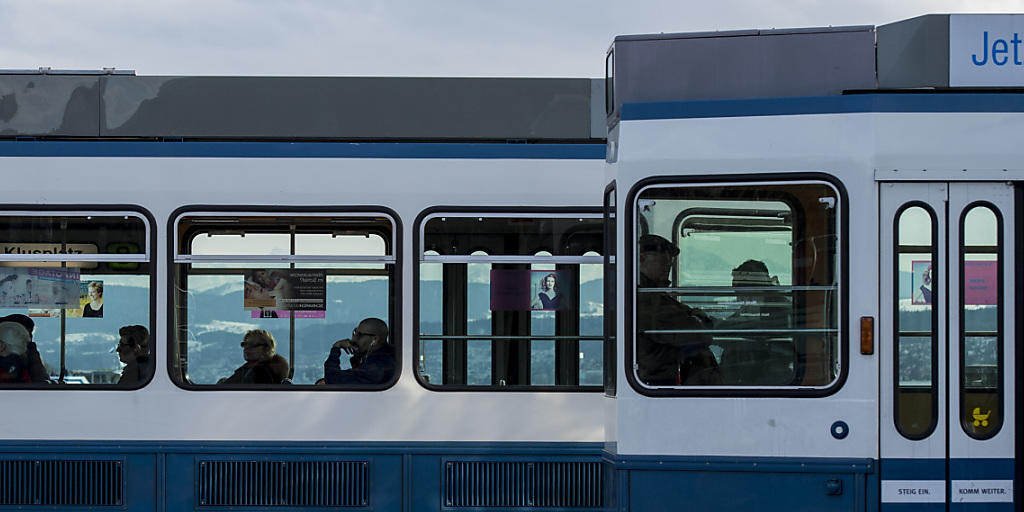 Ein "Tram 2000" der Linie 7 hat am Montagmittag in Schwamendingen eine Passantin erfasst und tödlich verletzt. (Archivbild) Ein "Tram 2000" der Linie 7 hat am Montagmittag in Schwamendingen eine Passantin erfasst und tödlich verletzt. (Archivbild)