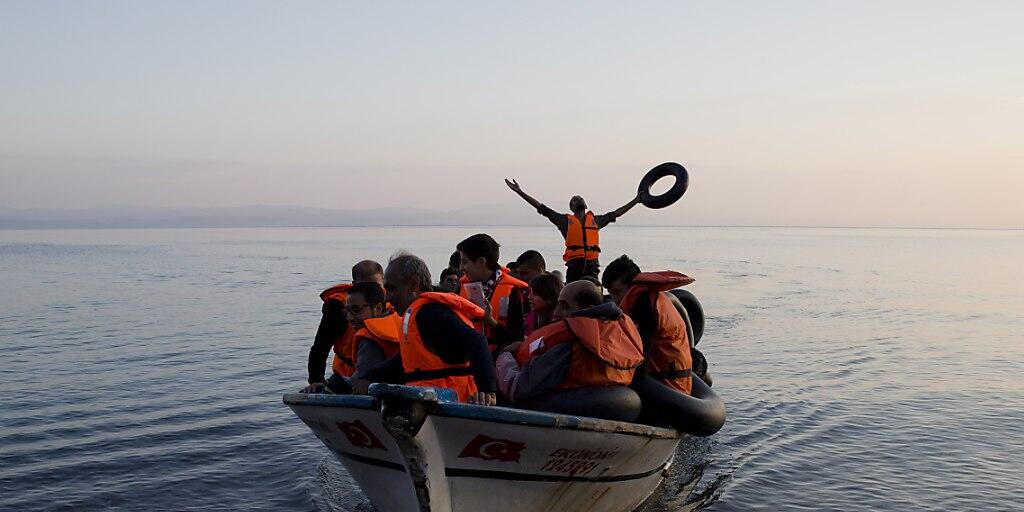 Syrische Migranten bei der Ankunft vor der griechischen Insel Lesbos. (Archivbild)