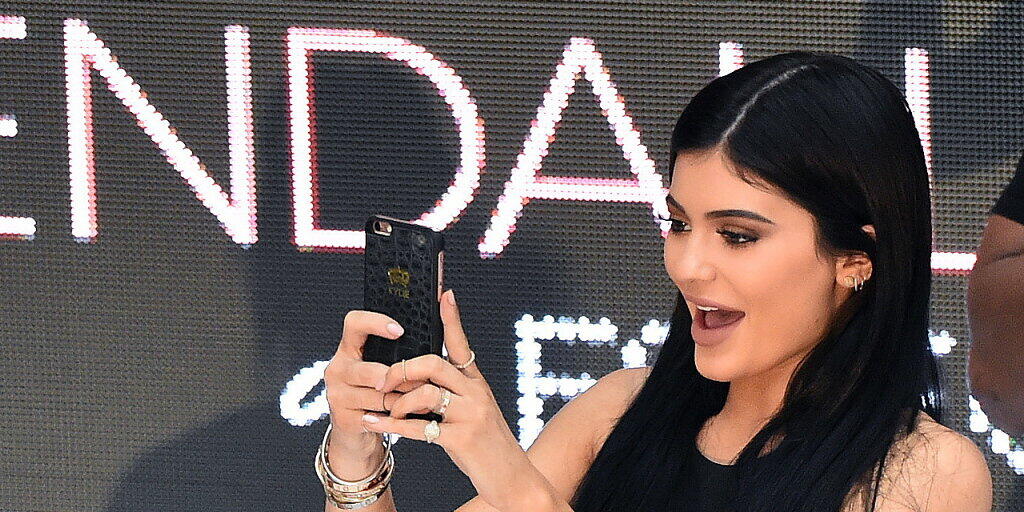 Sich in Szene setzen gehört zum Tagesgeschäft: Die Kosmetikmarke des Reality-TV-Stars Kylie Jenner wurde vor allem mit Lippenstiften erfolgreich. (Archivbild) Sich in Szene setzen gehört zum Tagesgeschäft: Die Kosmetikmarke des Reality-TV-Stars Kylie Jenner wurde vor allem mit Lippenstiften erfolgreich. (Archivbild)