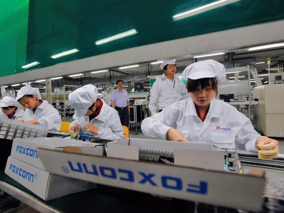 Der Apple-Zulieferer Foxconn steht seit Jahren wegen der teils schlechten Arbeitsbedingungen unter Beschuss. Nun wurde bekannt, dass das chinesische Unternehmen Schülerinnen und Schüler zu lange arbeiten liess. (Archivbild)