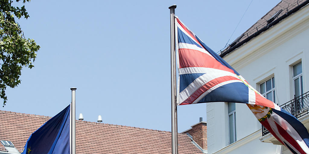 Eine EU-Fahne sowie eine britische Fahne wehen im Wind. (Symbolbild)