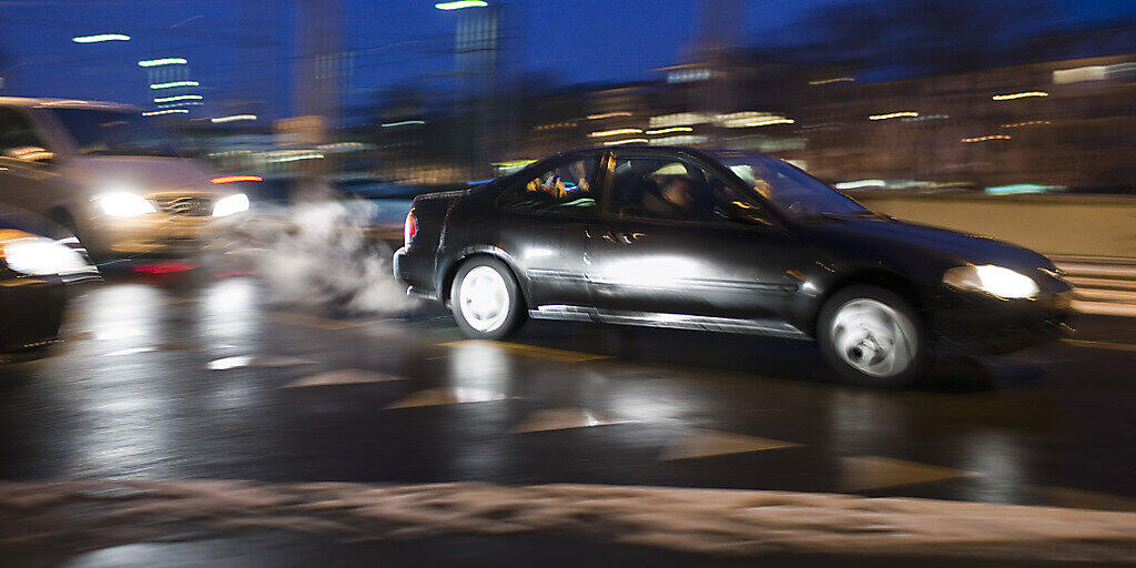 Lärm beeinträchtigt die Gesundheit. Mit einer rücksichtsvollen Fahrweise könnte der Lärm in der Nacht reduziert werden. Darauf soll der nationale Aktionstag "Laut ist out" vom 29. April aufmerksam machen. (Symbolbild)
