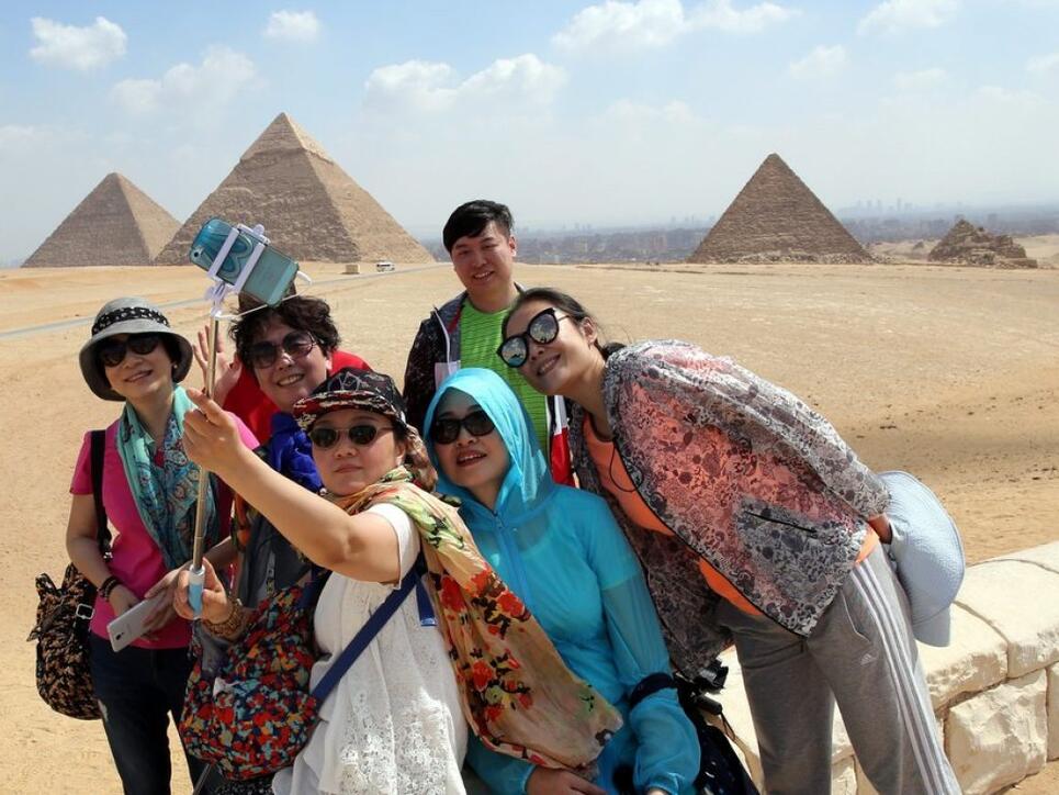 Touristen posieren vor den Pyramiden in Gizeh für ein Selfie. (Archiv)