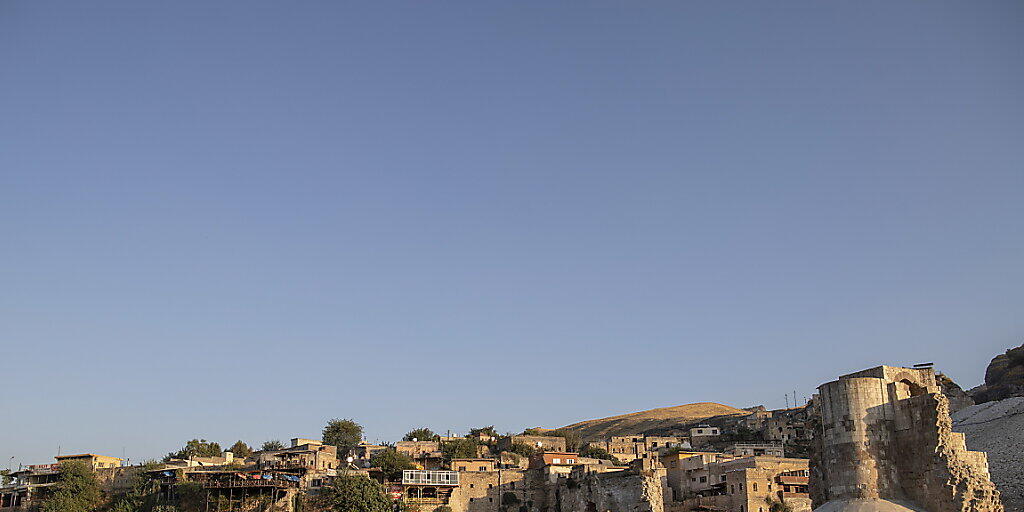 Die 12'000 Jahre alte Kulturstätte Hasankeyf liegt in einer einzigartigen Kulturlandschaft am Fluss Tigris. Durch die Inbetriebnahme des rund 70 Kilometer entfernten Ilisu-Staudamms wird die Stadt voraussichtlich bis Ende Jahr im Wasser versinken.