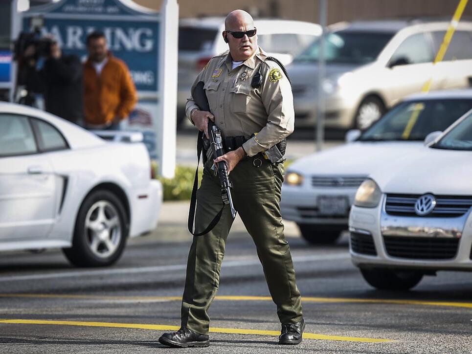 Bewaffneter Beamter bei einem Einsatz im kalifornischen San Bernardino (Archiv)