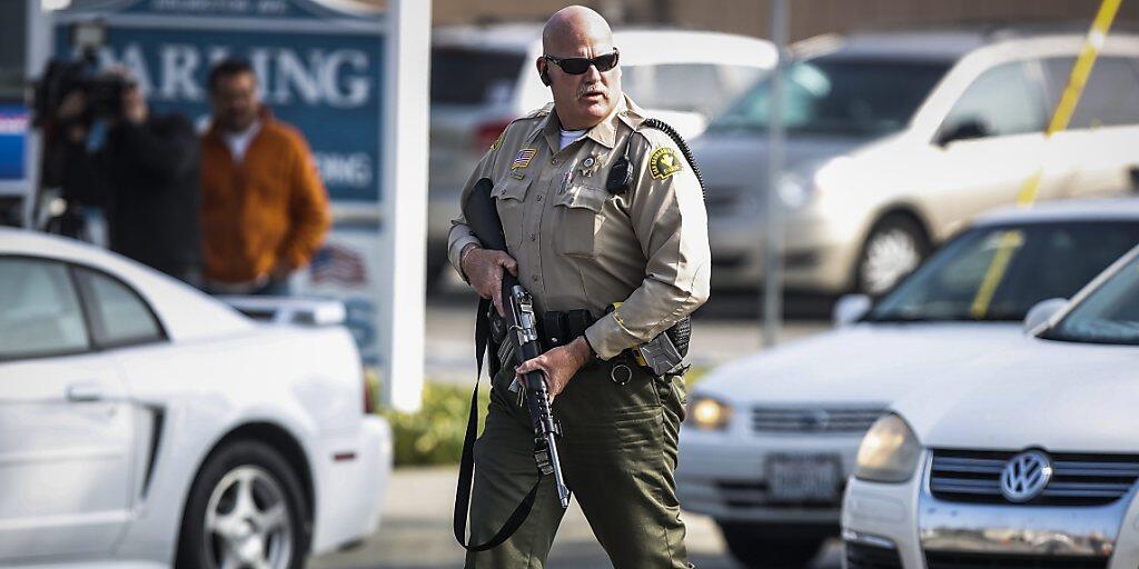 Bewaffneter Beamter bei einem Einsatz im kalifornischen San Bernardino (Archiv)