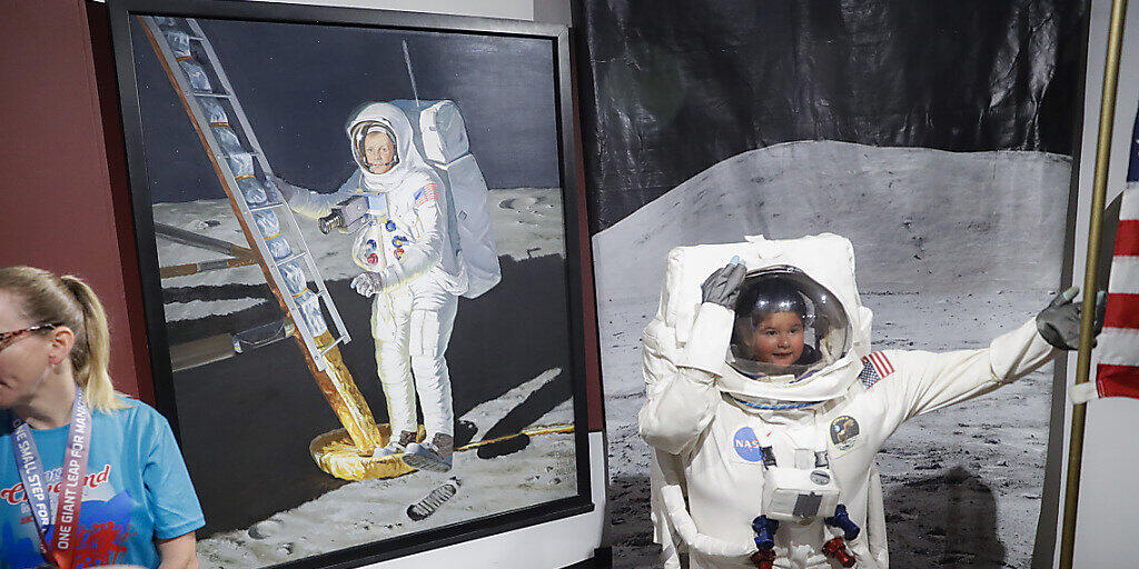 Besucher posieren neben einem Porträt von Neil Armstrong im Armstrong Air & Space Museum: Fünfzig Jahre nach der ersten Landung des Menschen auf dem Mond gedenken US-Amerikaner vielerorts dem historischen Ereignis.
