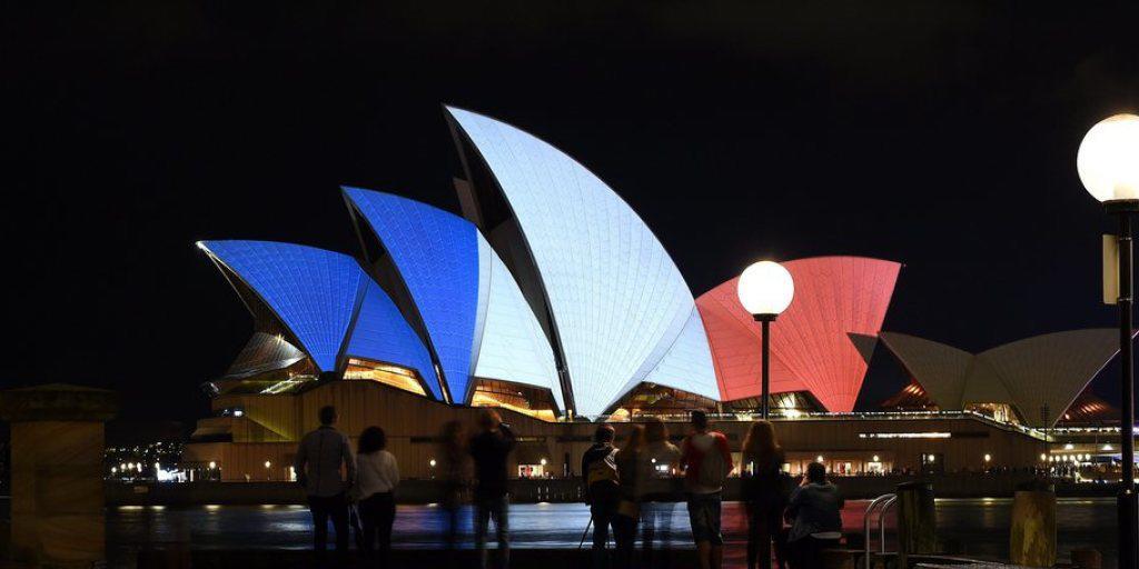 Die Oper von Sydney wurde in den Farben der französischen Trikolore erleuchtet. Die Oper von Sydney wurde in den Farben der französischen Trikolore erleuchtet.