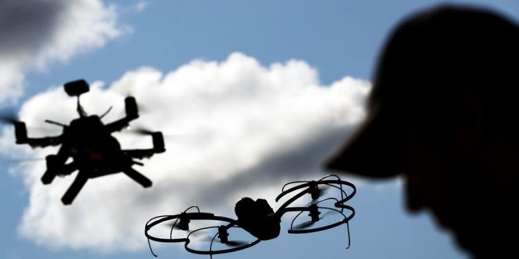 Das Bundesamt für Zivilluftfahrt (BAZL) ist wegen zu vielen Bewilligungsgesuchen für Drohnen überlastet. (Symbolbild)
