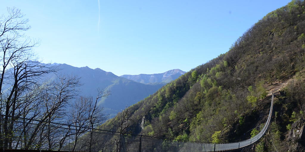 Tibetanische Hängebrücke oberhalb von Monte Carasso im Tessin.