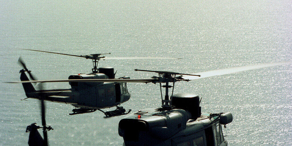 Zwei Militärhelikopter Agusta Bell 212 - um die illegale versuchte Einfuhr von zwei solchen Maschinen aus Italien in die Schweiz geht es heute vor dem Bundesstrafgericht in Bellinzona. (Archivbild)