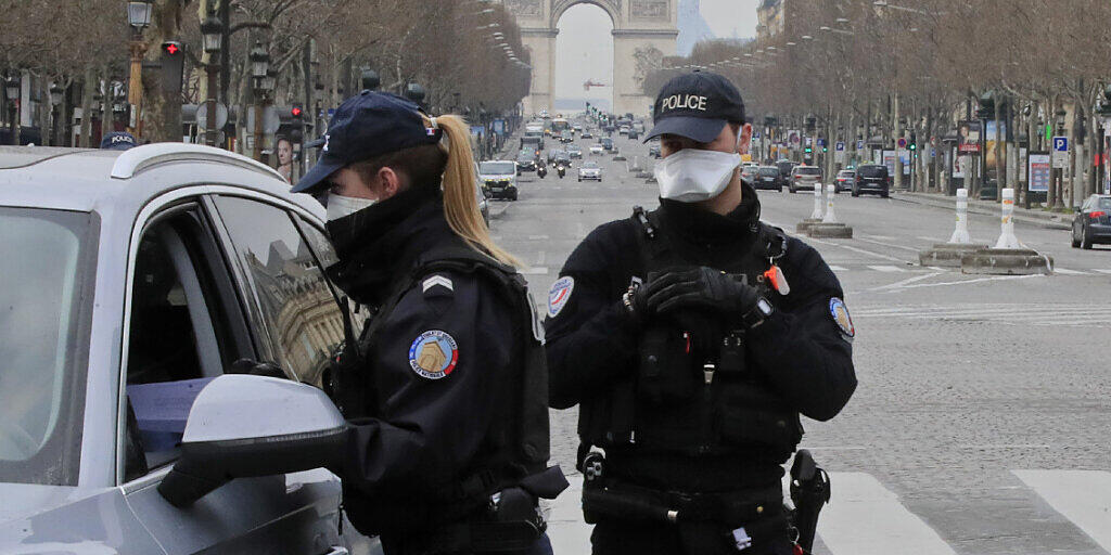 Kontrolle auf der Avenue des Champs-Élysées im Zentrum von Paris.