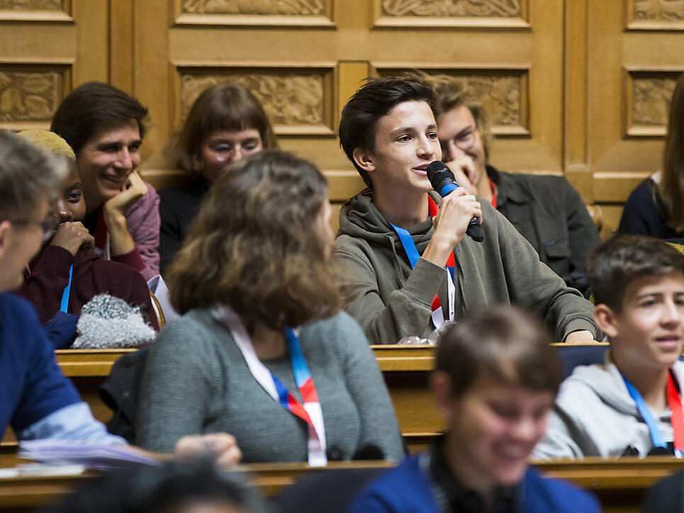 Ein Jungpolitiker stellt Bundespräsidentin Doris Leuthard eine Frage.