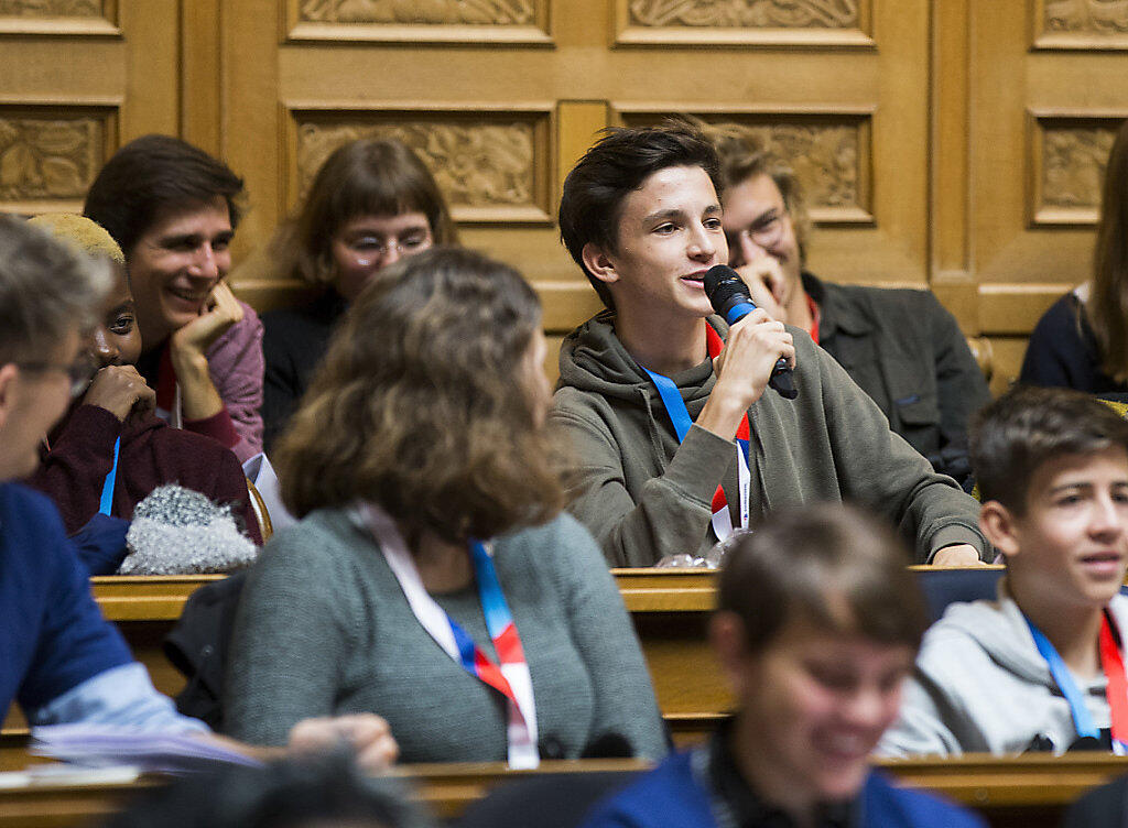 Ein Jungpolitiker stellt Bundespräsidentin Doris Leuthard eine Frage.