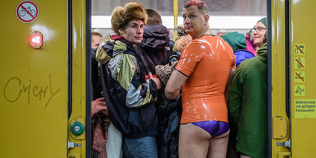 Passagiere ohne Unterhose: U-Bahnfahrgäste nur in Unterhosen bei der Aktion "No Pants Subway Ride" am Sonntag in Berlin.