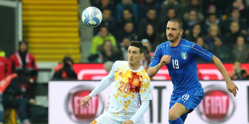 Aritz Aduriz gegen Italiens Verteidiger Leonardo Bonucci Aritz Aduriz gegen Italiens Verteidiger Leonardo Bonucci