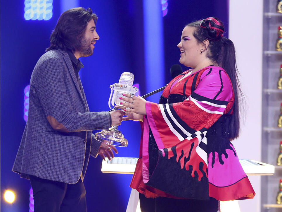 Die schrille Israelin Netta Barzilai hat den Eurovision Song Contest 2018 in Lissabon gewonnen und bekommt ihre ESC-Trophäe vom Vorjahresgewinner Salvador Sobral aus Portugal überreicht.