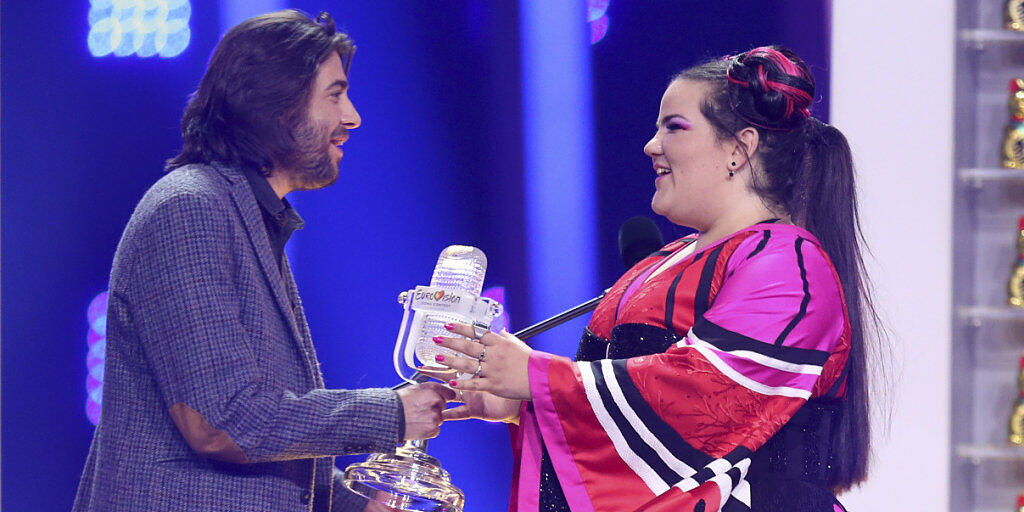Die schrille Israelin Netta Barzilai hat den Eurovision Song Contest 2018 in Lissabon gewonnen und bekommt ihre ESC-Trophäe vom Vorjahresgewinner Salvador Sobral aus Portugal überreicht.