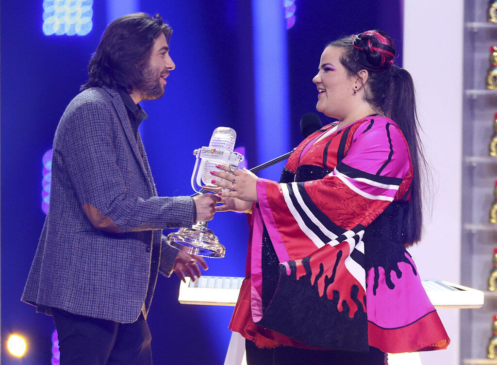 Die schrille Israelin Netta Barzilai hat den Eurovision Song Contest 2018 in Lissabon gewonnen und bekommt ihre ESC-Trophäe vom Vorjahresgewinner Salvador Sobral aus Portugal überreicht.