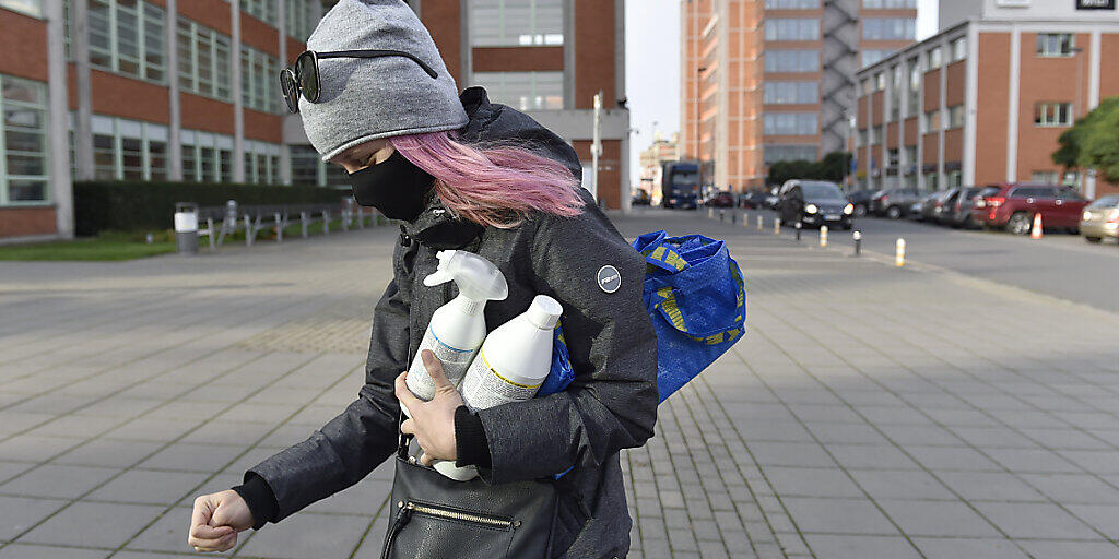 Angesichts sprunghaft steigender Corona-Zahlen greift Tschechien zu drastischen Maßnahmen, die einem landesweiten Lockdown gleichkommen. Foto: Dalibor Glück/CTK/dpa Angesichts sprunghaft steigender Corona-Zahlen greift Tschechien zu drastischen Maßnahmen, die einem landesweiten Lockdown gleichkommen. Foto: Dalibor Glück/CTK/dpa
