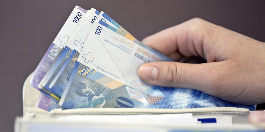BANK, BANKFILIALE, SCHALTER, GELD, FILIALE, BANKNOTEN, PORTEMONNAIE, PORTMONEE, GELDBEUTEL, HUNDERTERNOTE, HUNDERT, HUNDERTERNOTEN, 100, FRANKEN, GELDBEUTEL, BANKNOTEN, BANKNOTE, SCHWEIZER GELD,